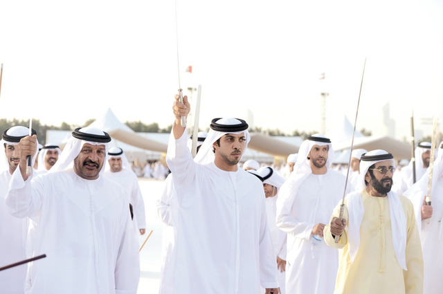 "طحنون بن محمد ومنصور بن زايد وسعيد بن محمد يشاركون العرسان فرحتهم"