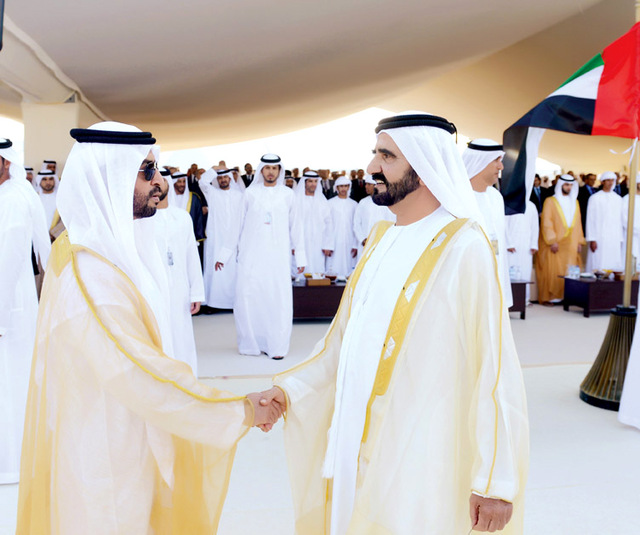 "محمد بن راشد يصافح حمدان بن زايد مهنئا"