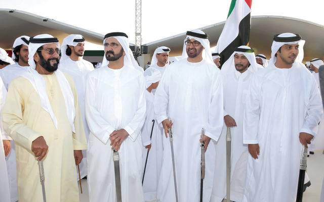 "محمد بن راشد ومحمد بن زايد وطحنون بن محمد ومنصور بن زايد يشاركون العرسان فرحتهم"