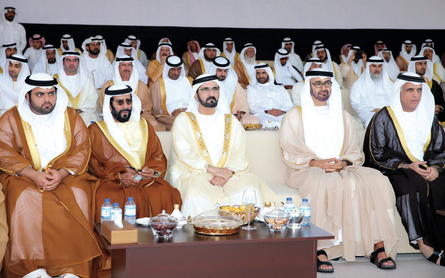 "محمد بن راشد وسعود بن صقر ومحمد بن زايد وطحنون بن محمد ومحمد بن حمد الشرقي خلال العرس\tتصوير - خليفة اليوسف"