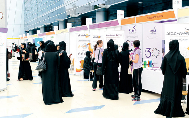 "الطالبات يتطلعن إلى فرص العمل في معارض التوظيف \tتصوير: موهان"