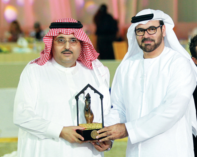 "محمد القرقاوى يسلم عبد العزيز ال سعود جائزته"