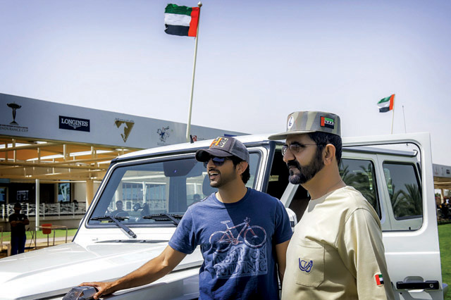 "محمد بن راشد وحمدان بن محمد خلال حضورهما السباق"