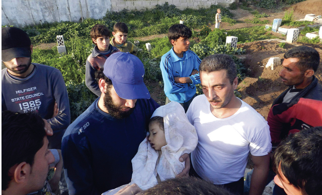 "سوريون يشيعون طفلة قتلت في قصف قوات النظام على مدينة القصير جنوبي حمص \tرويترز"