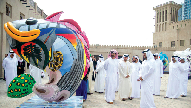 "عمار النعيمي خلال تفقد المجسمات"
