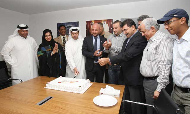 "ظاعن شاهين وأسرة تحرير البيان تحتفل بإطلاق نافذة الاقتصاد الإسلامي"