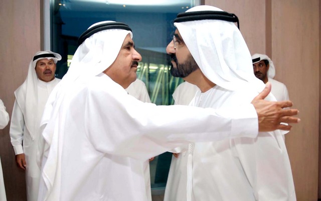 "محمد بن راشد معانقاً حمدان بن راشد الذي كان في مقدمة مودعي سموه"