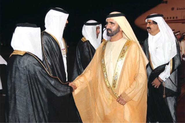 "نائب رئيس الدولة يصافح مستقبليه بحضور امير دولة قطر"