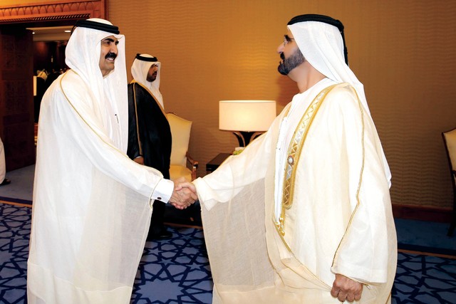 "محمد بن راشد مصافحاً حمد بن خليفةآل ثاني"