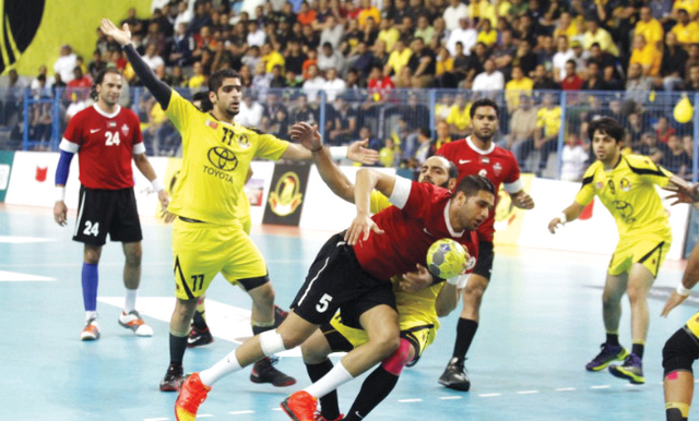 "الأهلي نجح في تجاوز مضيفه البحريني وسط جماهيره وعاد بالكأس الخليجية"