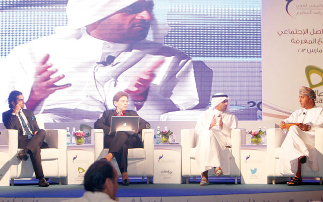 "يوسف الهوتي ومشعل النامي وماجدة أبوالفضل وخالد الشاعر خلال الجلسة الأولى \t\t تصوير - خليفة عيسى"