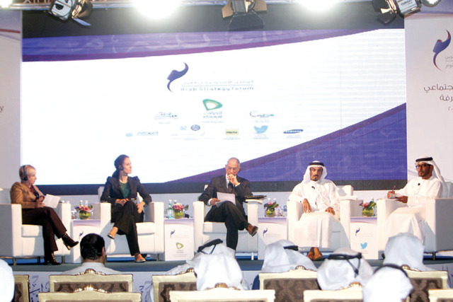 "حسن بن ثالث وسلطان لوتاه وعبدالمنعم وجاسمين وكير ديكارف"
