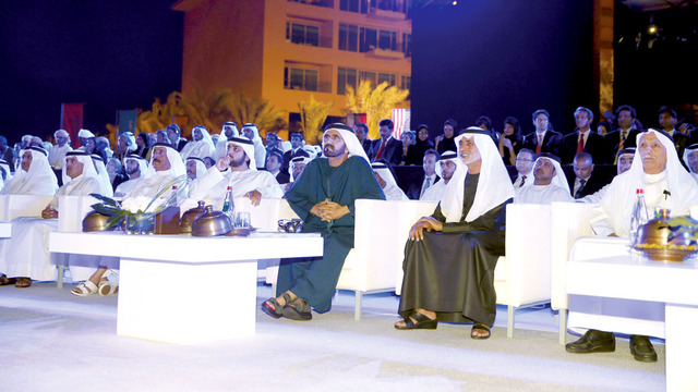 "محمد بن راشد يشهد احتفال كليات التقنية بحضور مكتوم بن محمد ونهيان بن مبارك والقطامي وحشر بن مكتوم وعبدالعزيز الغرير وجمعة الماجد \t تصوير: محمد هشام"