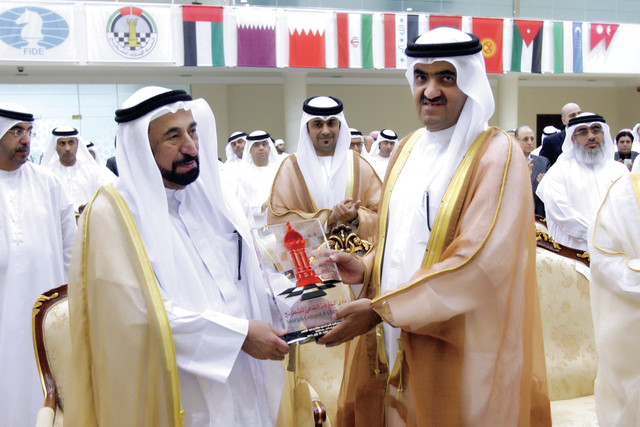 "سموه يتسلم من سعود المعلا درع نادي الشارقة للشطرنج"