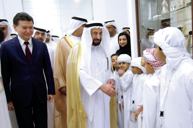 "حاكم الشارقة يصافح لاعبي النادي في لفتة أبوية وحافز معنوي للناشئين الصغار"