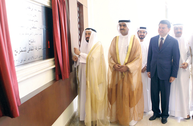"سلطان القاسمي يرفع الستار إيذاناً بإفتتاح المقر الجديد \t تصوير يونس يونس"
