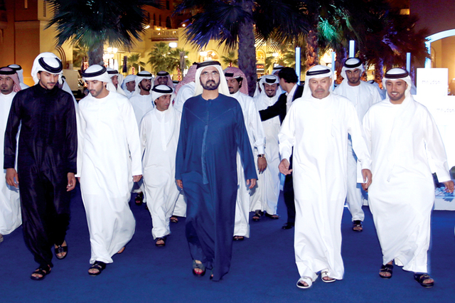 "محمد بن راشد في طريقه إلى الحفل بحضور حمدان بن محمد وسعيد بن مكتوم و ناصر بن حمد آل خليفة ومصبح الفتان وسلطان السبوسي\tتصوير ــ محمد هشام"