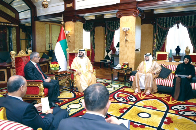 "محمد بن راشد لدى استقباله علي زيدان بحضور مكتوم بن محمد وريم الهاشمي  \t\t\t\t\t\t\t           تصوير ـــ خليفة اليوسف"