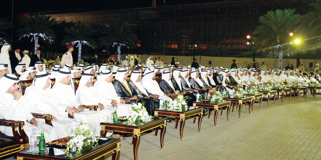 "حمدان بن راشد يتوسط الحاضرين"