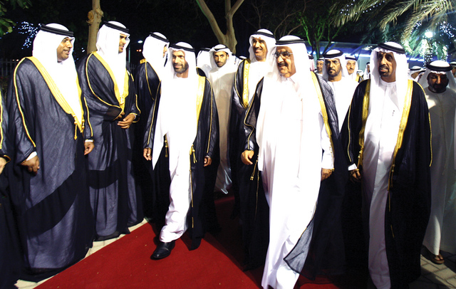 "حمدان بن راشد والميدور والشيباني ولوتاه واعيان البلاد لدى الوصول للحفل\tتصوير: ويلسون"