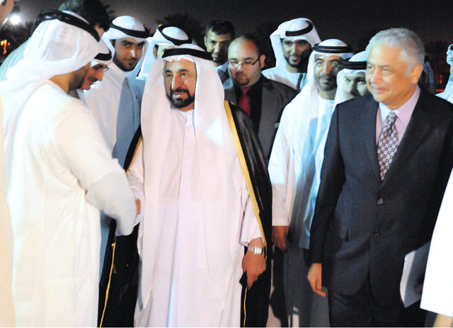 ".. وسموه يصافح مستقبليه خلال الحفل \t وام"