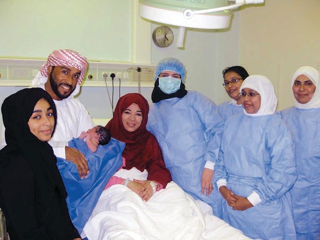 "الممرضة ومولودها وزوجها فهد وابنتها والطاقم الطبي"