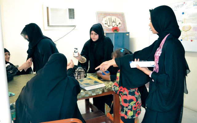 "توزيع بروشورات التوعية التي تحض على عدم شراء البضائع المقلدة \t تصوير ــ غلام كاركر"