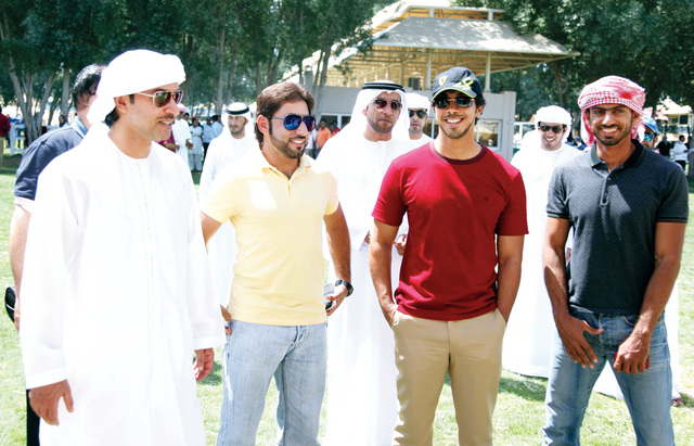 "هزاع ومنصور بن زايد خلال متابعتهما مهرجان القدرة\t\tتصوير - مجدي اسكندر"