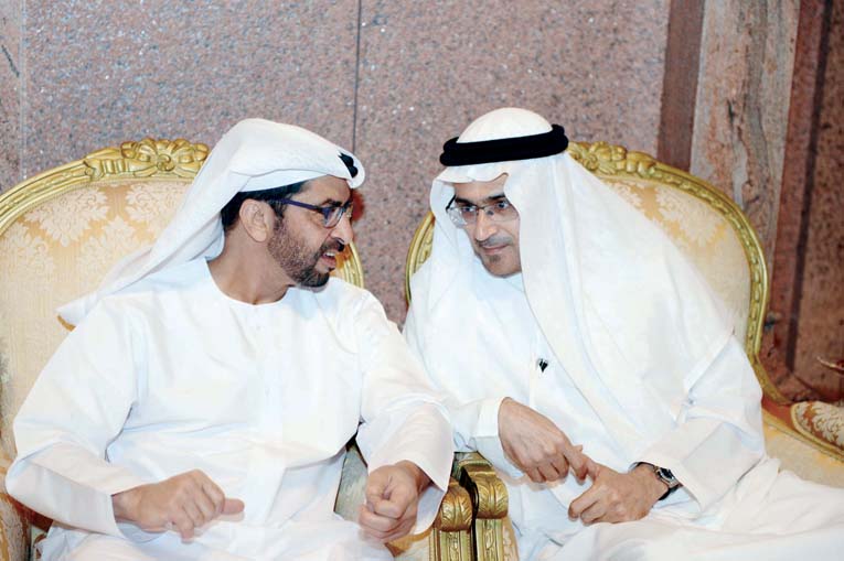 "حمدان بن زايد في حديث مع والد العريس"