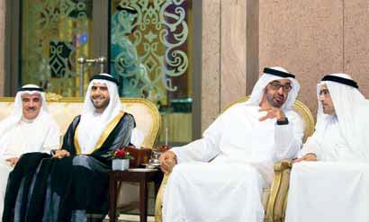 "محمد بن زايد يتوسط العريس ووالده"