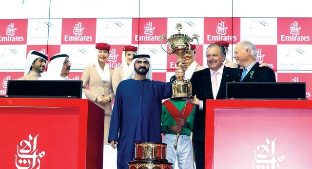"محمد بن راشد يتوج مالك الحصان أنيمال كينغدام بطلاً لكأس دبي العالمي 2013"