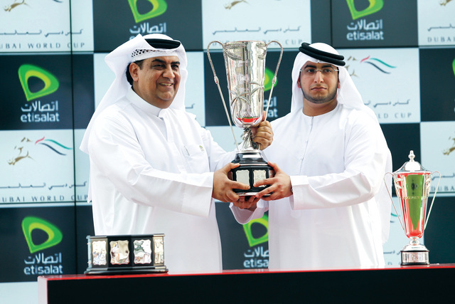 "راشد بن حمدان يتسلم الكأس من المهندس صالح عبدالله"
