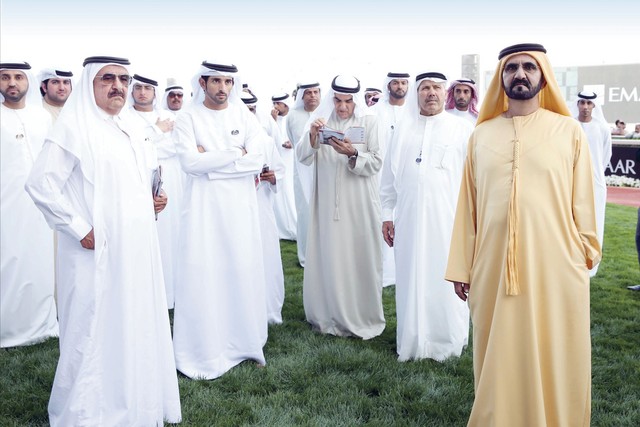 "محمد بن راشد وحمدان بن محمد وحمدان بن راشد خلال متابعة أحداث كأس دبي"