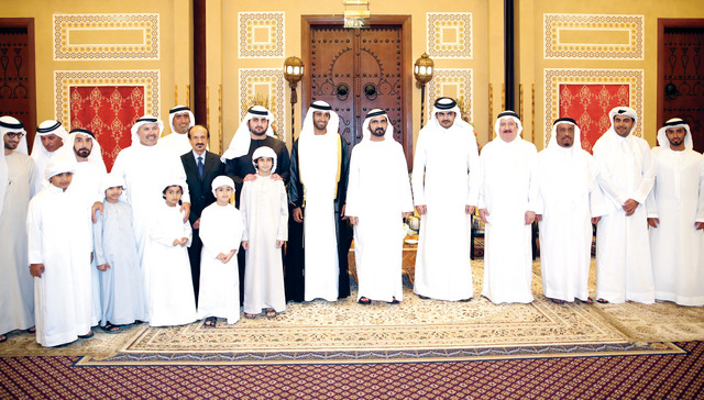 "محمد بن راشد في لقطة تذكارية بحضور مكتوم بن محمد وجوعان بن حمد آل ثاني وضاحي خلفان ومصبح الفتان وعبدالله العثمان ومحمد صدقي والعريس وعدد من المدعوين تصوير ـــ محمد هشام"