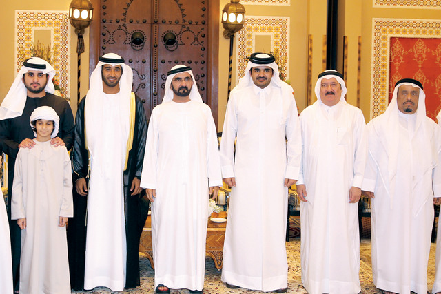 "محمد بن راشد في لقطة تذكارية بحضور مكتوم بن محمد وجوعان بن حمد وضاحي خلفان وعبدالله العثمان والعريس"