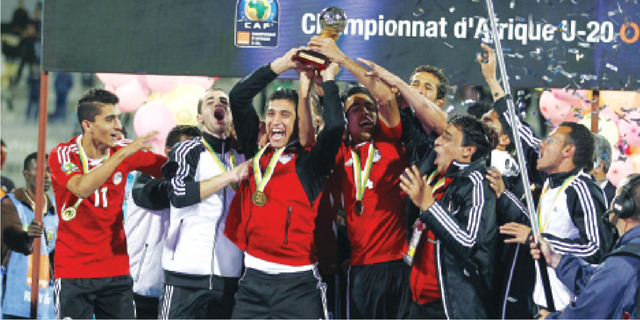 "تتويج منتخب الشباب المصري \t\t رويترز"