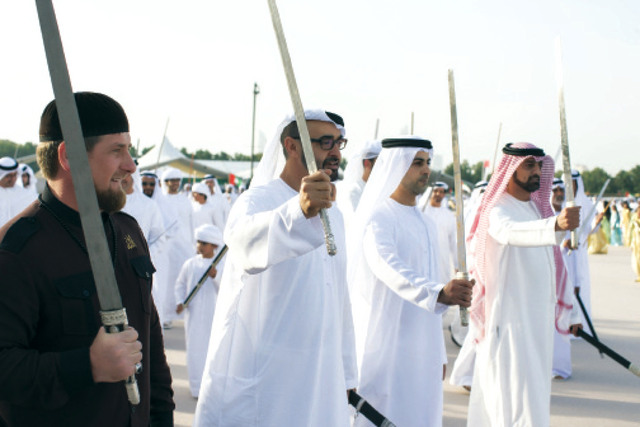 "محمد بن زايد وعمار النعيمي و رمضان قادروف وخالد بن زايد في رقصة العيالة وام"