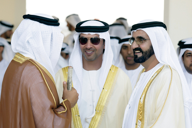 "محمد بن راشد وهزاع بن زايد خلال العرس"