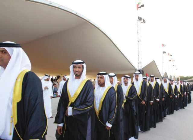 "100 عريس شاركوا آل نهيان فرحتهم بزفاف عمر بن زايد"