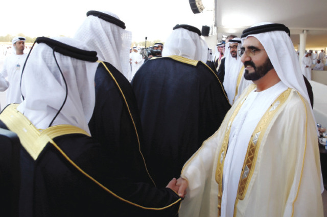 "محمد بن راشد يصافح العرسان \tتصوير ــ محمد هشام"