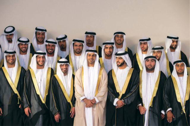 "العريس عمر بن زايد يتوسط عددا من العرسان وام"