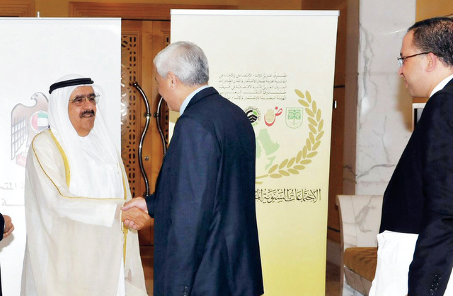 "نائب حاكم دبي يصافح أحد المشاركين"