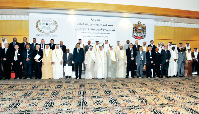 "حمدان بن راشد يتوسط الوزراء العرب ورؤساء البنوك المركزية والمشاركين في الاجتماعات\t وام"