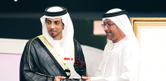 "منصور بن زايد يكرم داوود الهاجري"