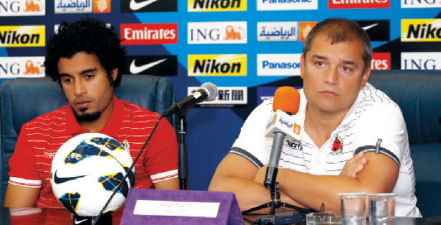 "مدرب الريان القطري ويونس علي كابتن الفريق أثناء المؤتمر \t البيان"