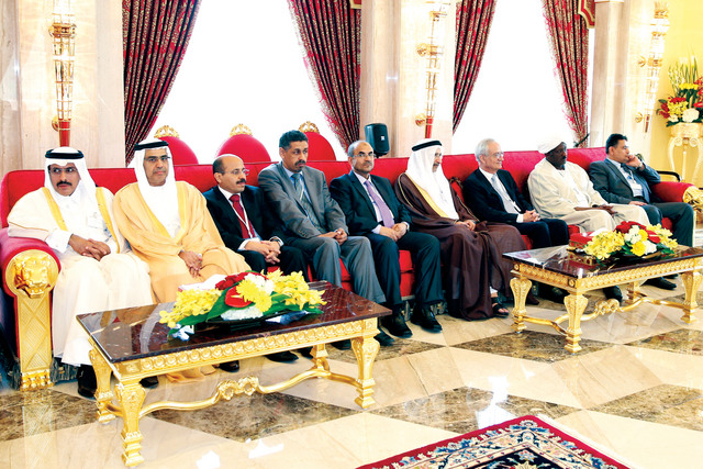 "عبيد الطاير وسلطان السويدي وعدد من المشاركين في الاجتماعات"