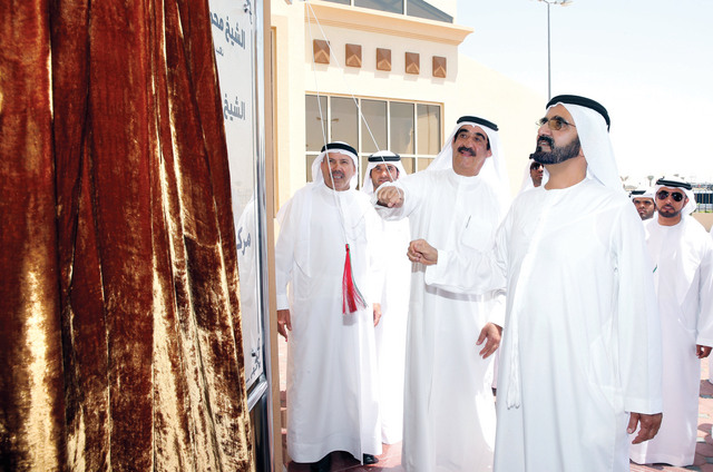 "محمد بن راشد مزيحاً الستار عن اللوحة التذكارية لمركز أم القيوين بحضور سعود المعلا"