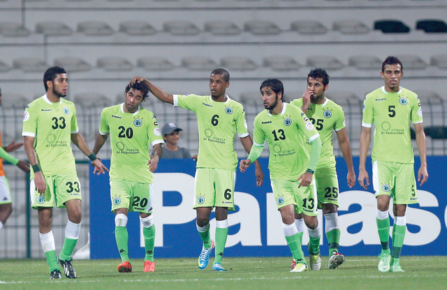 "لاعبو الشباب يهنئون ناصر مسعود بهدف الفوز \t  ا ف ب"