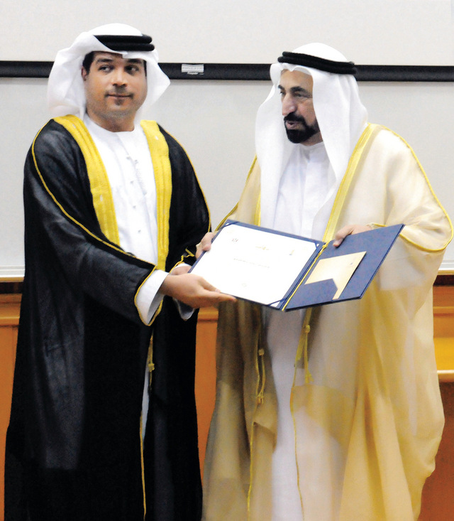 "حاكم الشارقة مكرماً د.أيوب العوضي وام"