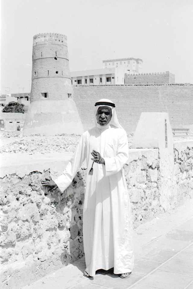 "اسماعيل أمام سور القلعة"